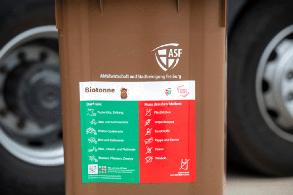 Braune Biomülltonne mit Aufkleber: "Darf rein, darf nicht rein"