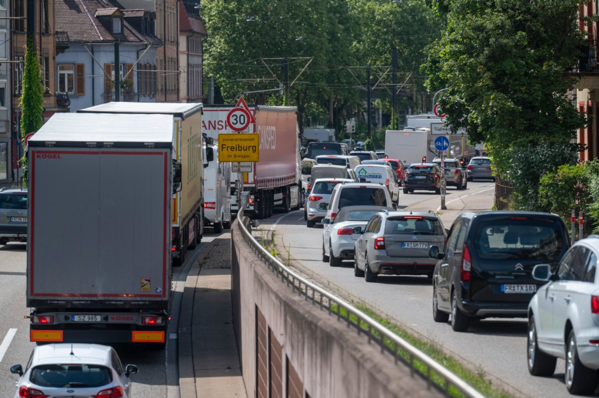 Dicht befahrene B 31 stadteinwärts, Ortsschild und Tempo 30 darüber sichtbar.