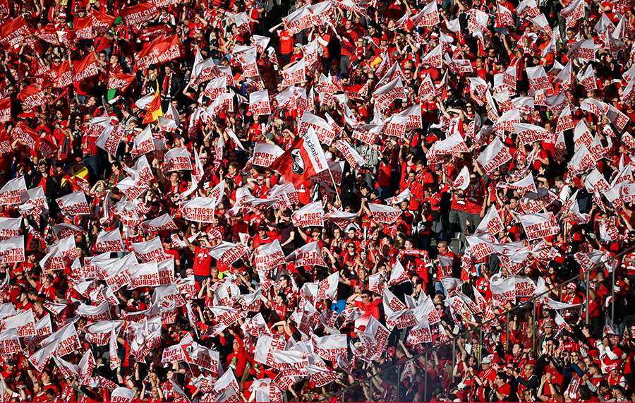 Berlin in Rot-Weiß: Fast 40 000 Fans begleiten den SC Freiburg zum Endspiel um den DFB-Pokal in die Hauptstadt. Gegen die Brausekicker aus Leipzig verlieren die Freiburger im Elfmeterschießen unglücklich. Den Kampf um die Herzen der Fußballfans gewinnen sie aber deutlich.
