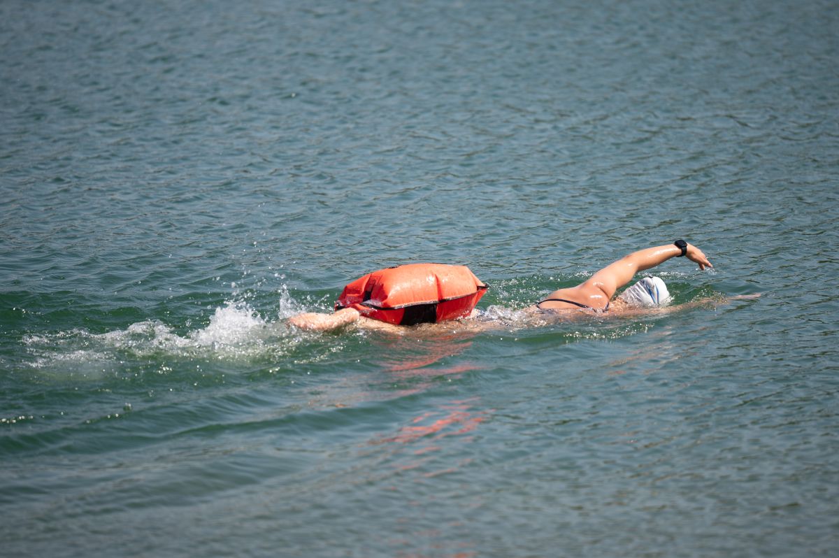 Person schwimmt mit Schwimmbeutel
