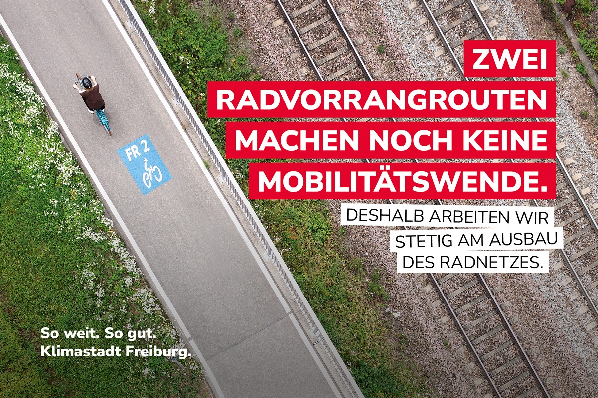 FR2-Radweg und Schienen mit Claim: Zwei Radvorrangrouten machen noch keine Mobilitätswende. Deshalb arbeiten wir stetig am Ausbau des Radnetztes.