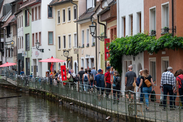Mehrere Mneschen laufen durch die Innenstadt