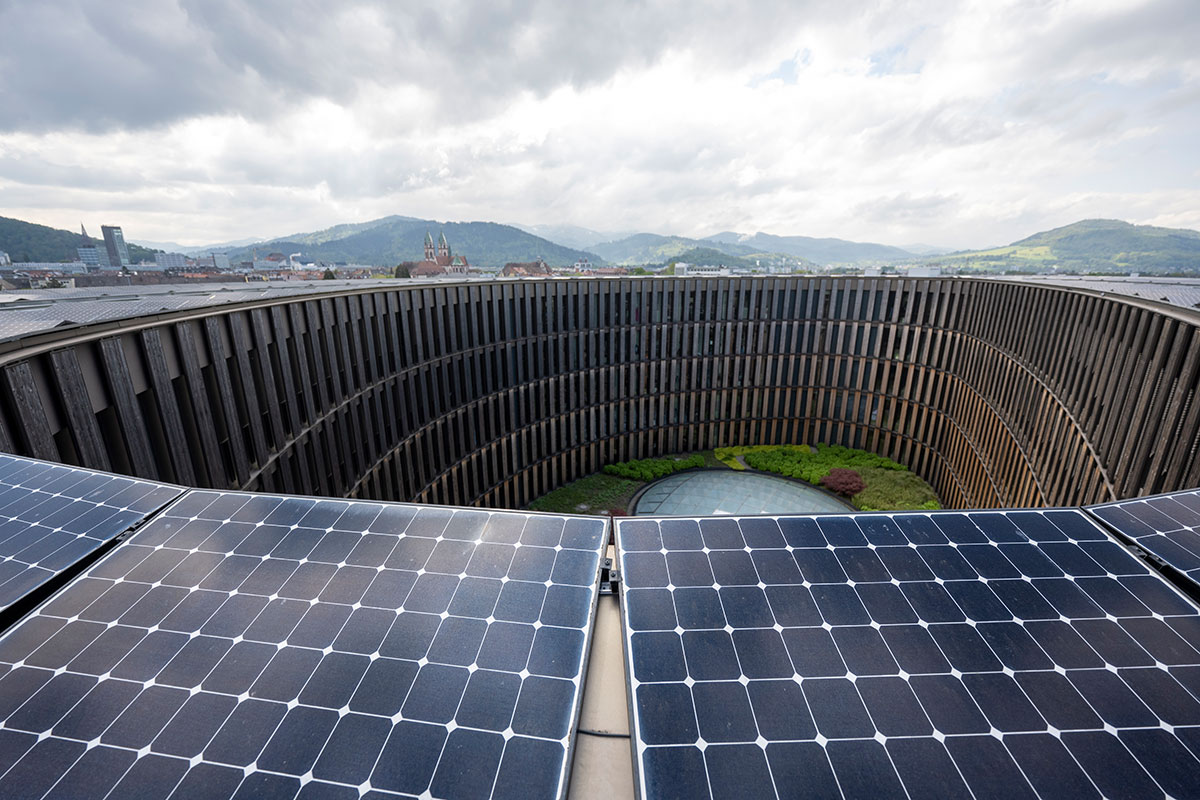 Solaranlage auf dem Dach des Rathauses im Stühlinger