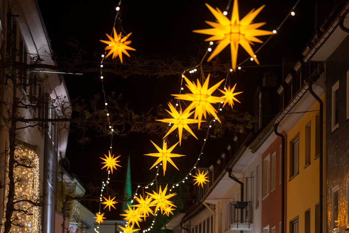 Weihnachtssterne leuchten über der Straße.
