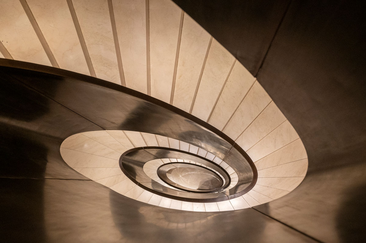 Treppe, die sich wie eine Schnecke im Kreis windet