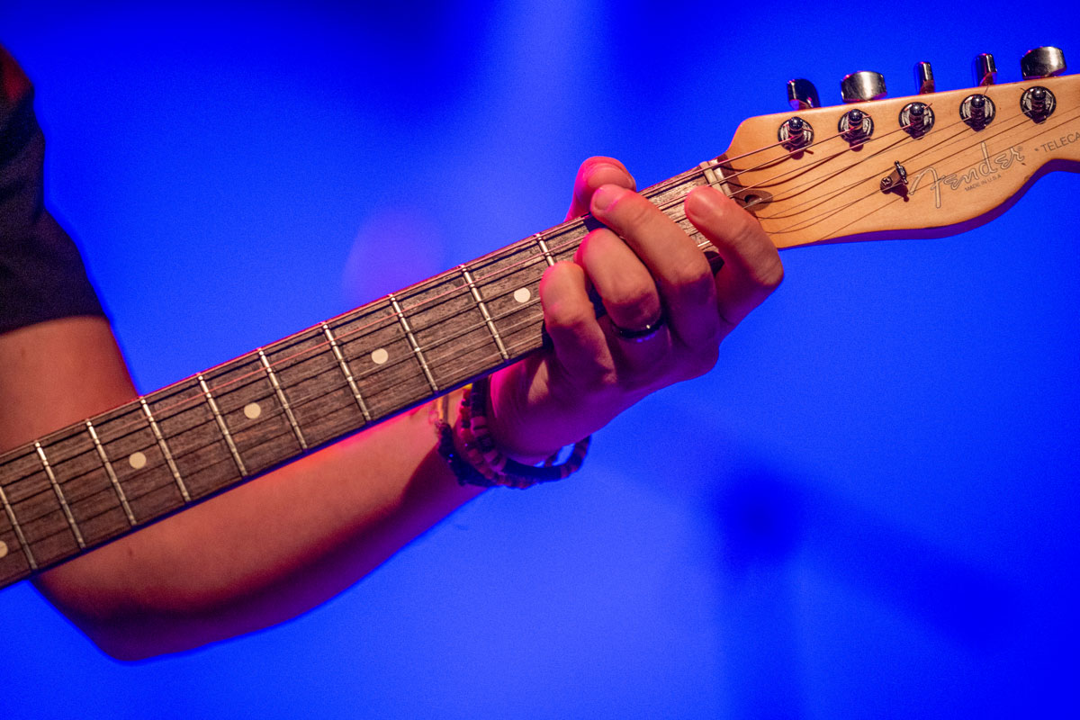 Hand an einer E-Gitarre