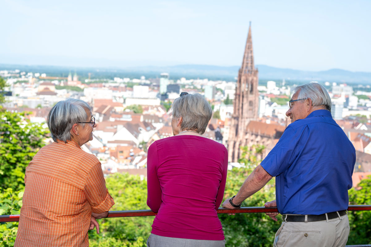 Rathausfassade mit Flagge auf der Weiblichkeitssymbol ist