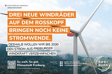 Windrad mit Blick in die Rheinebene und Paraglider