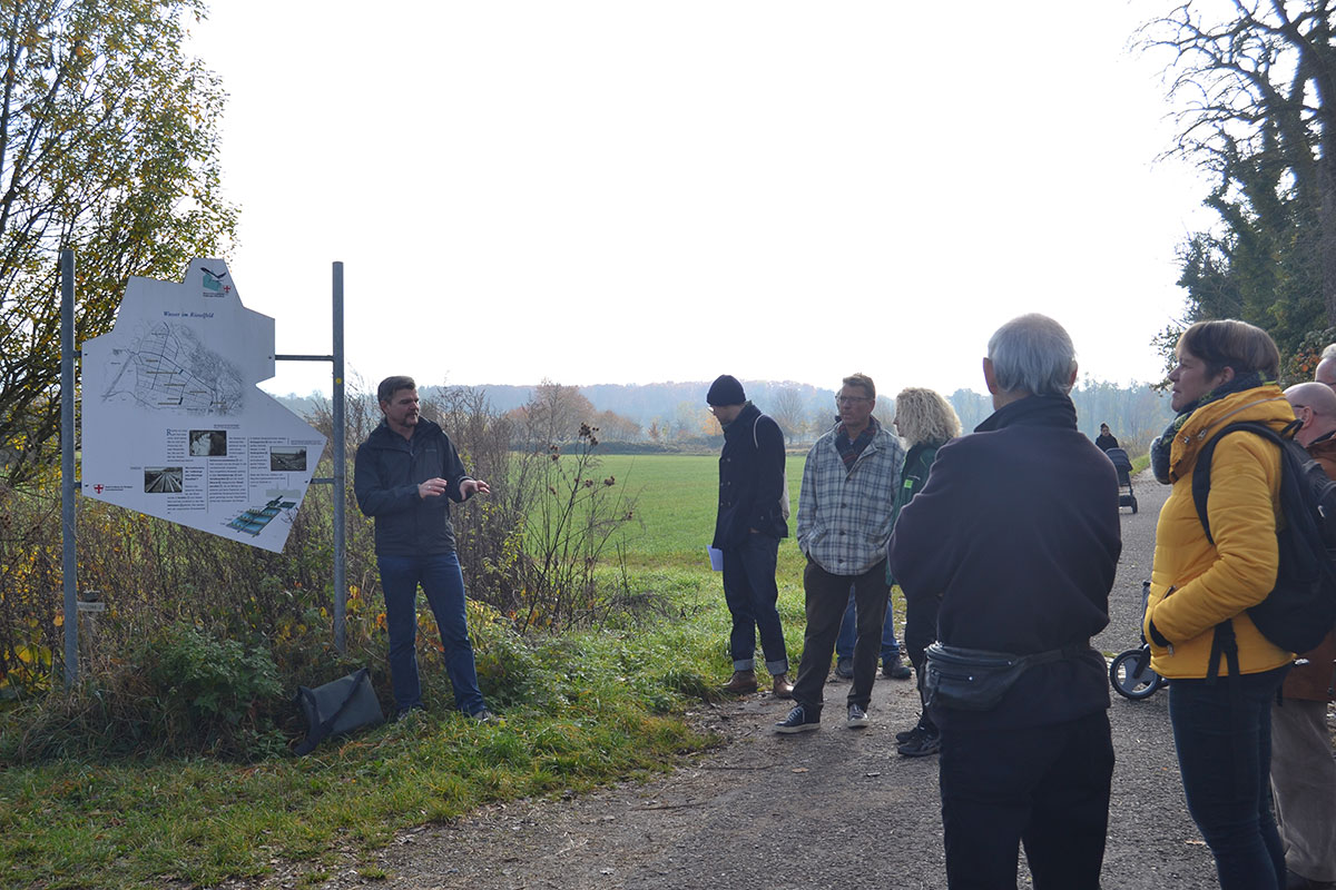 Abteilungsleiter Naturschutz des Umweltschutzamts Harald Schaich referiert vor Zuschauer_inne am Naturlehrpfad