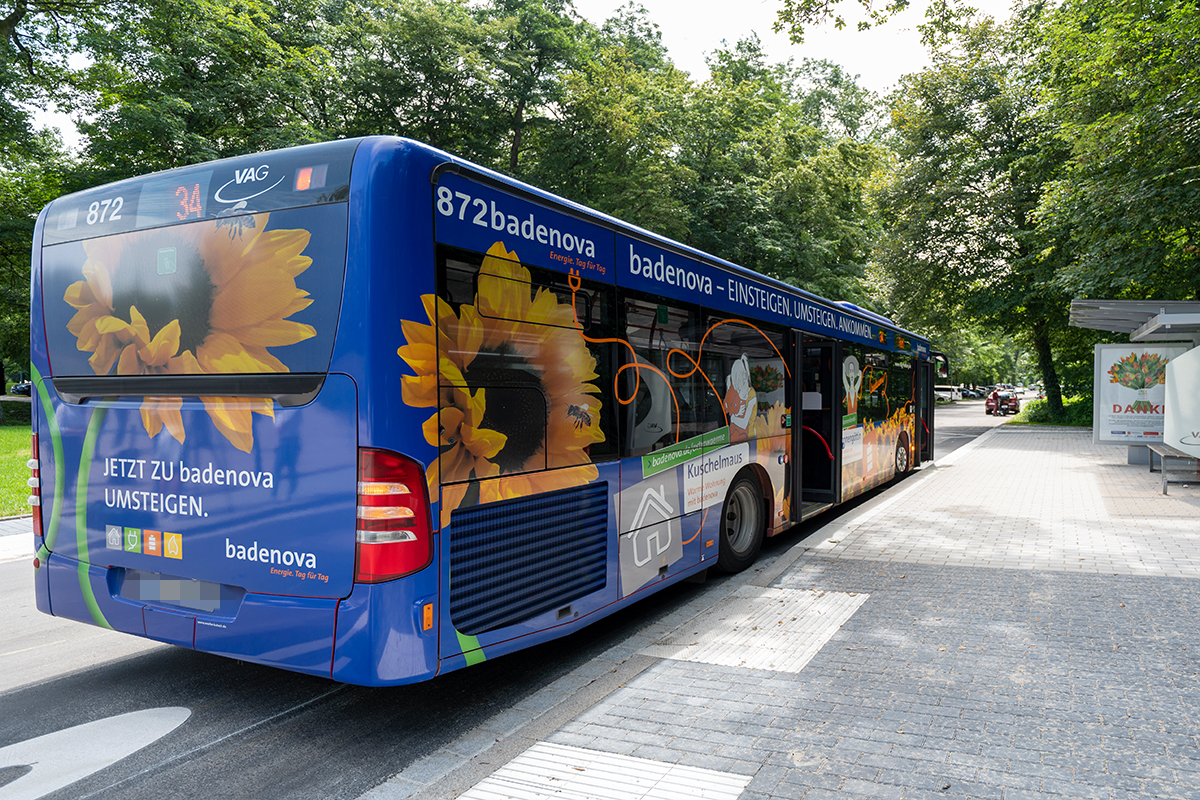 Ein VAG Bus der Linie 34 steht an einer Haltestelle.