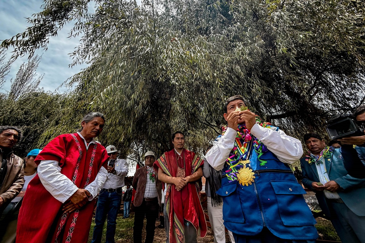 Inhalt eines Müllsammel-Sets: Stofftasche, Warnweste, Handschuhe, Müllzange und Müllsäcke