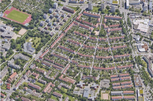 Luftbild mit Gebäuden und Gärten fächerförmig angeordnet