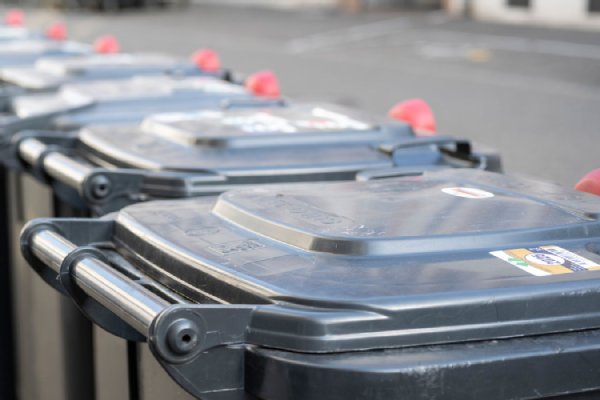 Gebührenmarken auf Müllbehälter-Deckel