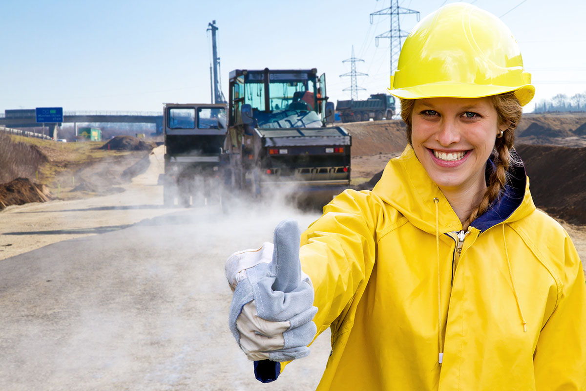 Porträt einer jungen Frau, die im Straßenbau arbeitet