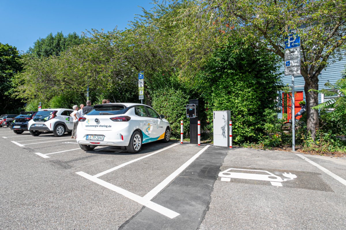 Parkplatz mit Carsharing: Im Fokus ist ein leerer Parkplatz mit Ladesäulen für private E-Autos.