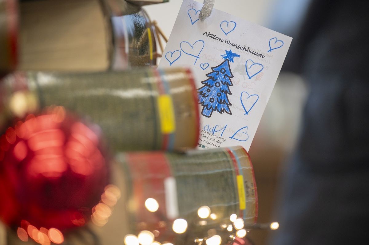 Am Wunschbaum aus Büchern in der Stadtbibliothek hängt ein Wunschzettel.