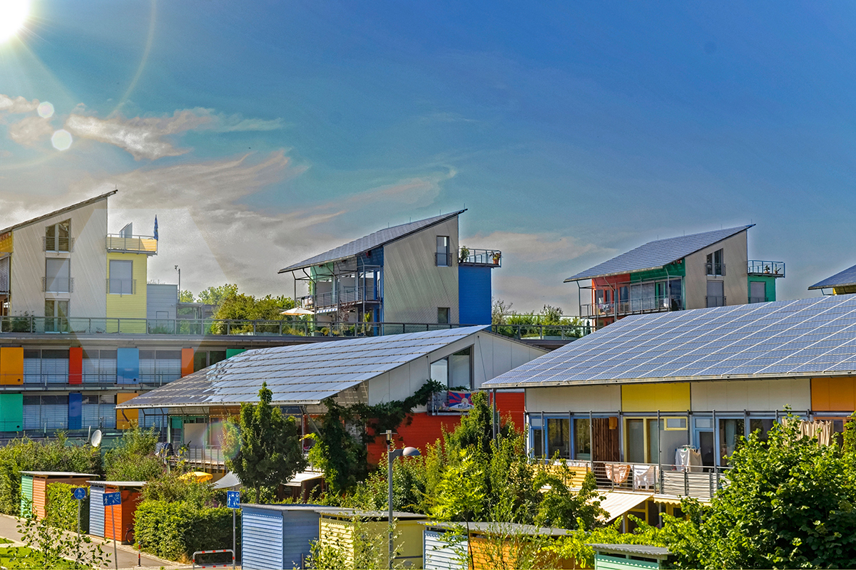 Die Solarsiedlung mit ihren markanten Solardächern und farbigen Fassadenelementen