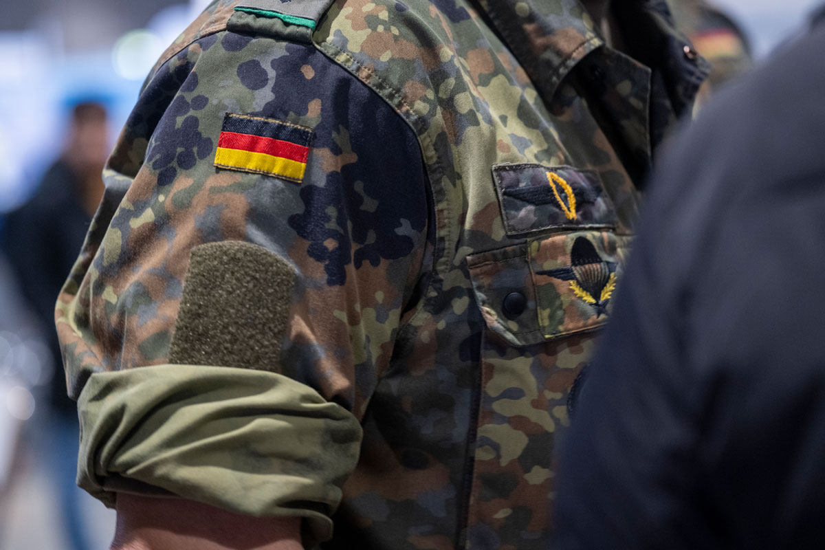 Person in Bundeswehr-Kluft, Seitenansicht und nur der Oberkörper