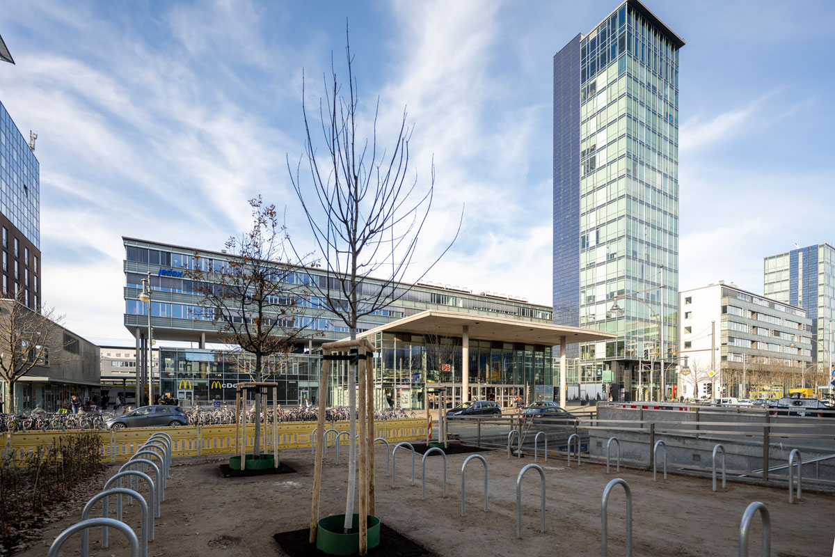 Radbügel vor dem Haupteingang des Hbfs