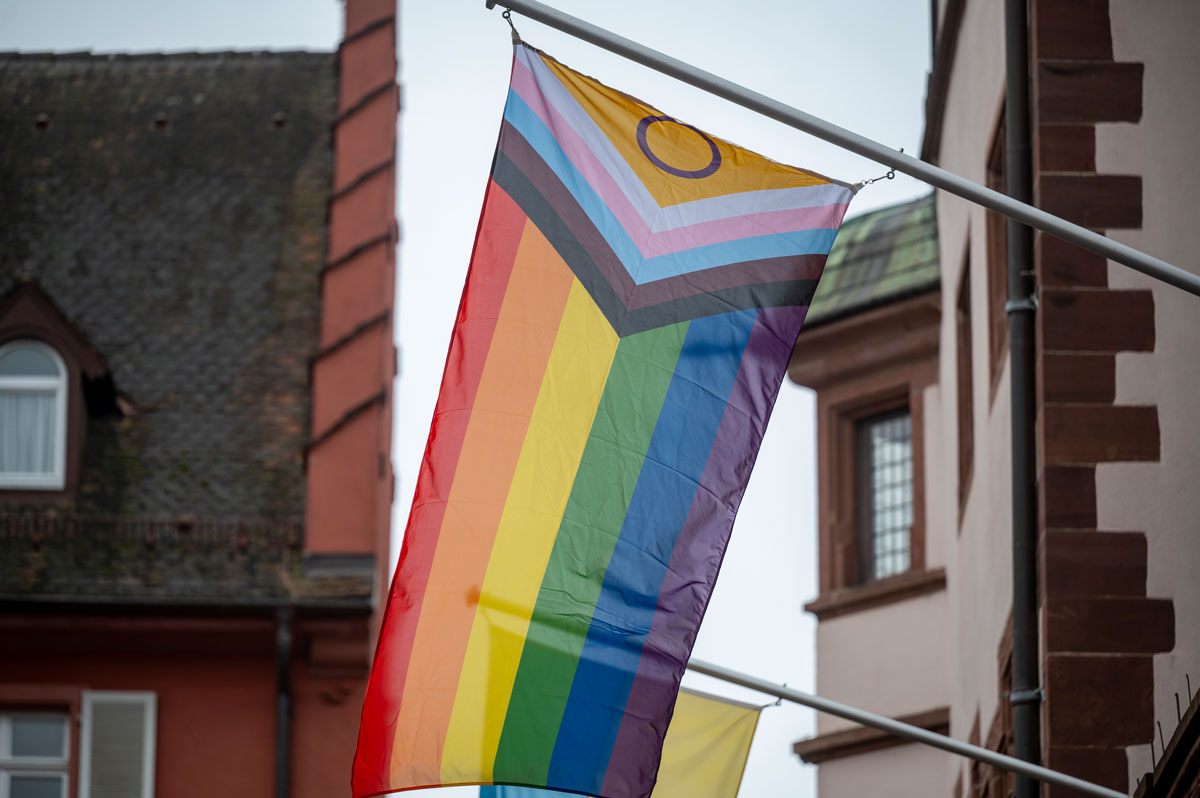 Rathausfassade mit Flagge auf der Weiblichkeitssymbol ist