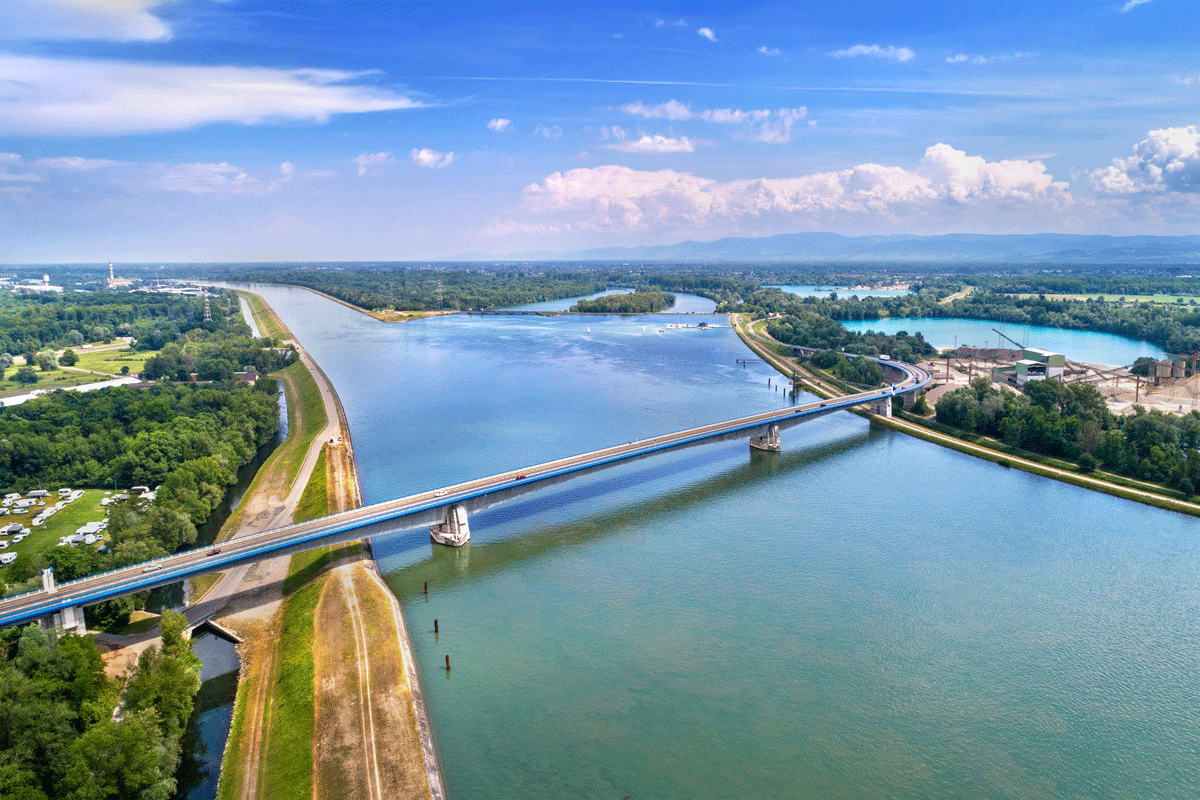Foto: Leonid Andronov / istockphoto.com Rhein mit Autobahnbrücke