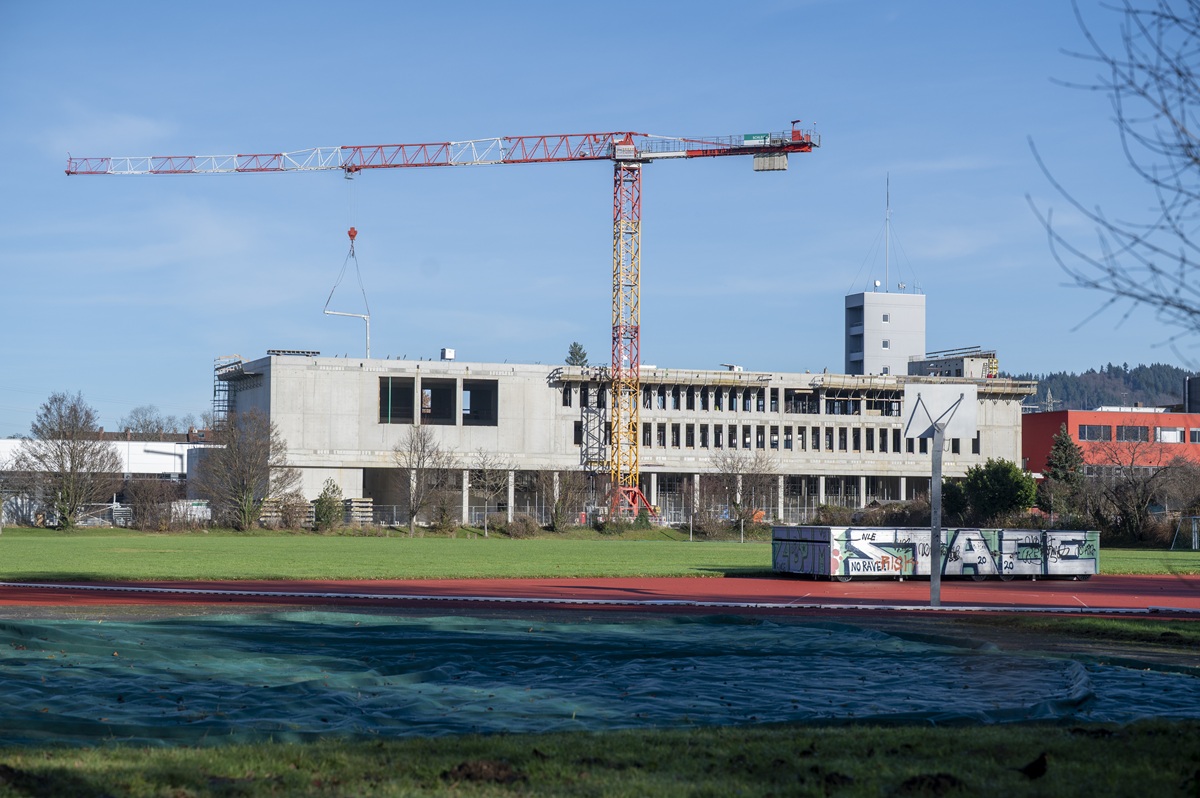 Das noch nicht fertiggebaute Rettungszentrum, davor ein Baukran und rechts die rote Hauptfeuerwache.