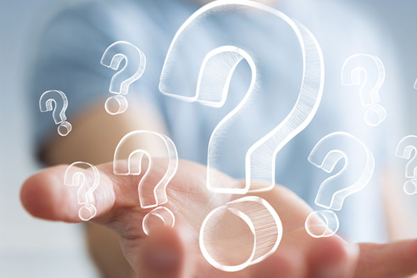 offene Hand, darüber schweben Fragezeichen