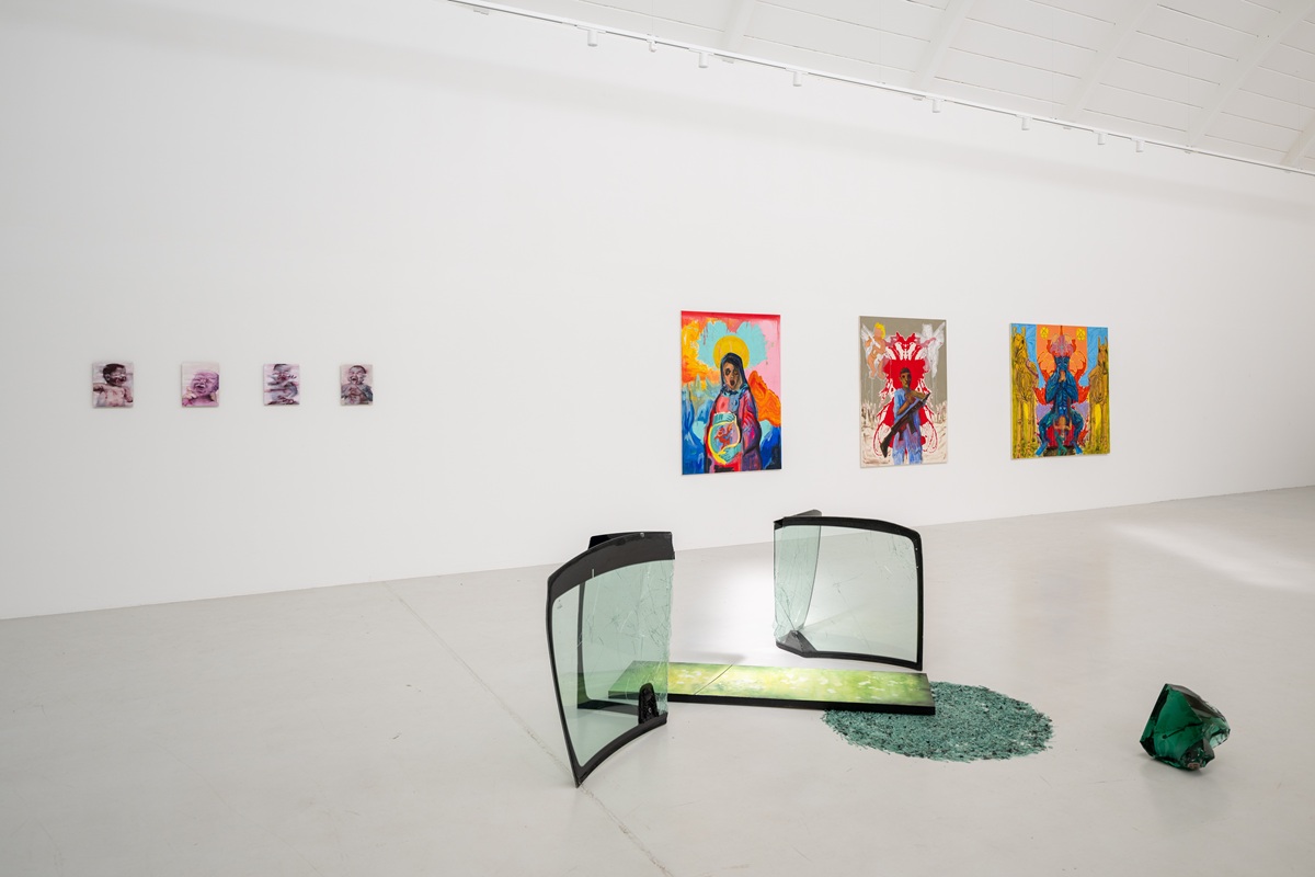 Ausstellungsansicht mit arbeiten von Lisa Harseim, Lena Kastelberger und Marcel Zetsch