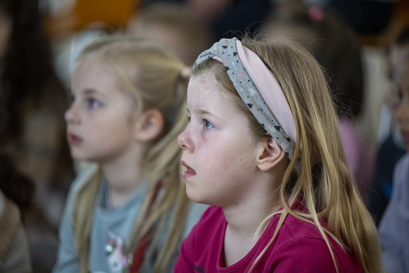 Die Kinder lauschen gespannt der Geschichte.