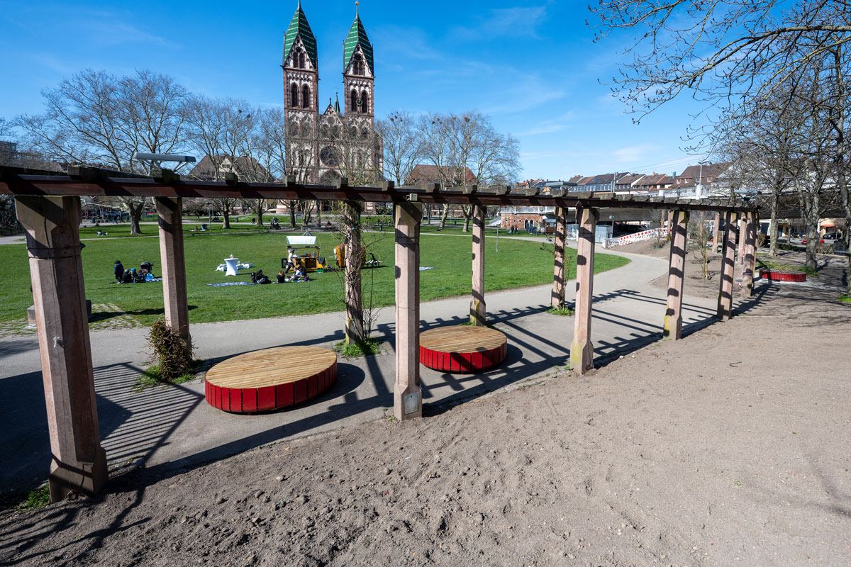 Neue Sitzgelegenheiten auf dem Stühlinger Kirchplatz