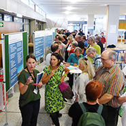 Menschen bei einer Informationsveranstaltung