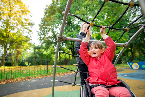 Foto: SolStock/istockphoto.com Kind im Rollstuhl auf Spielplatz