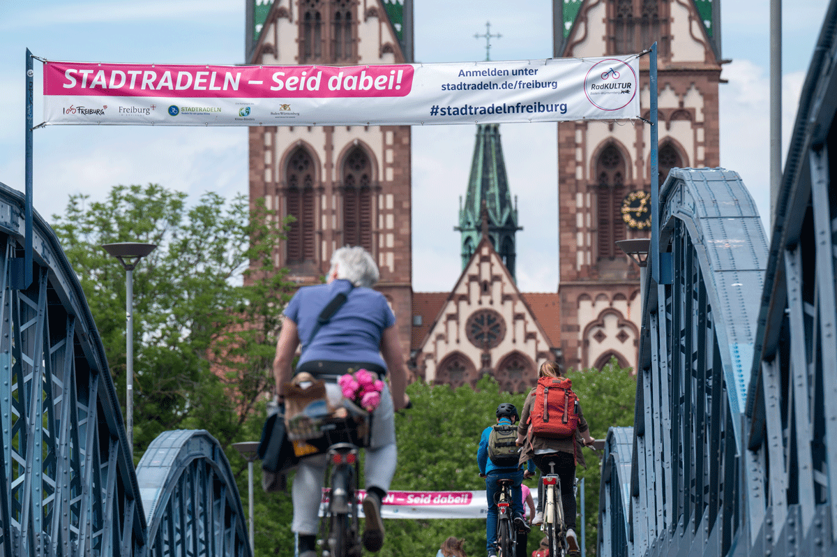Fahrradfahrende auf der Wiwilli-Brücke