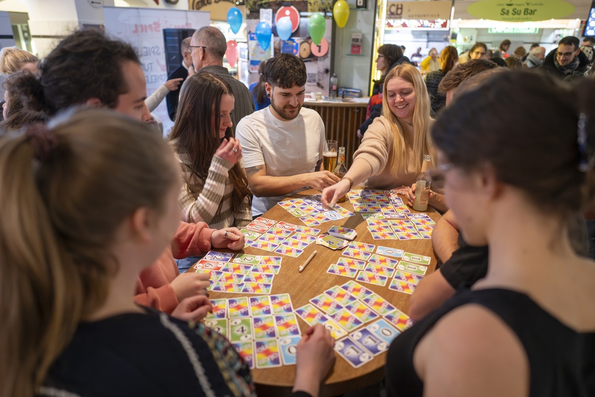 Bildcollage mit Wimmelbahn und drei Fotos mit Angestellten der städtischen Gesellschaften
