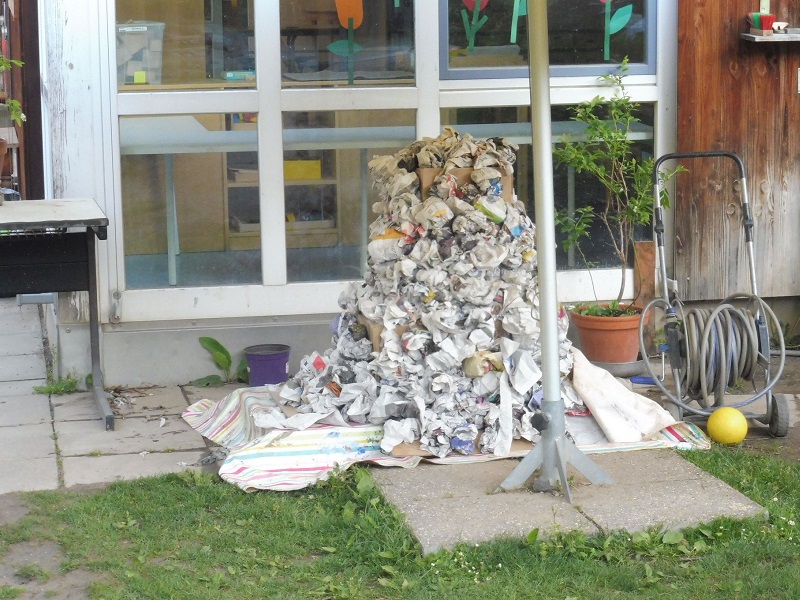 Papierberg im Garten.
