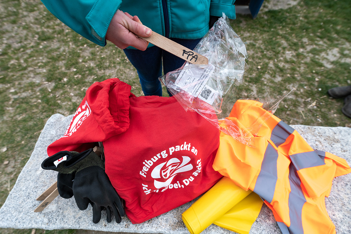Inhalt eines Müllsammel-Sets: Stofftasche, Warnweste, Handschuhe, Müllzange und Müllsäcke