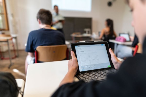 Schüler mit Laptop im Schulunterricht