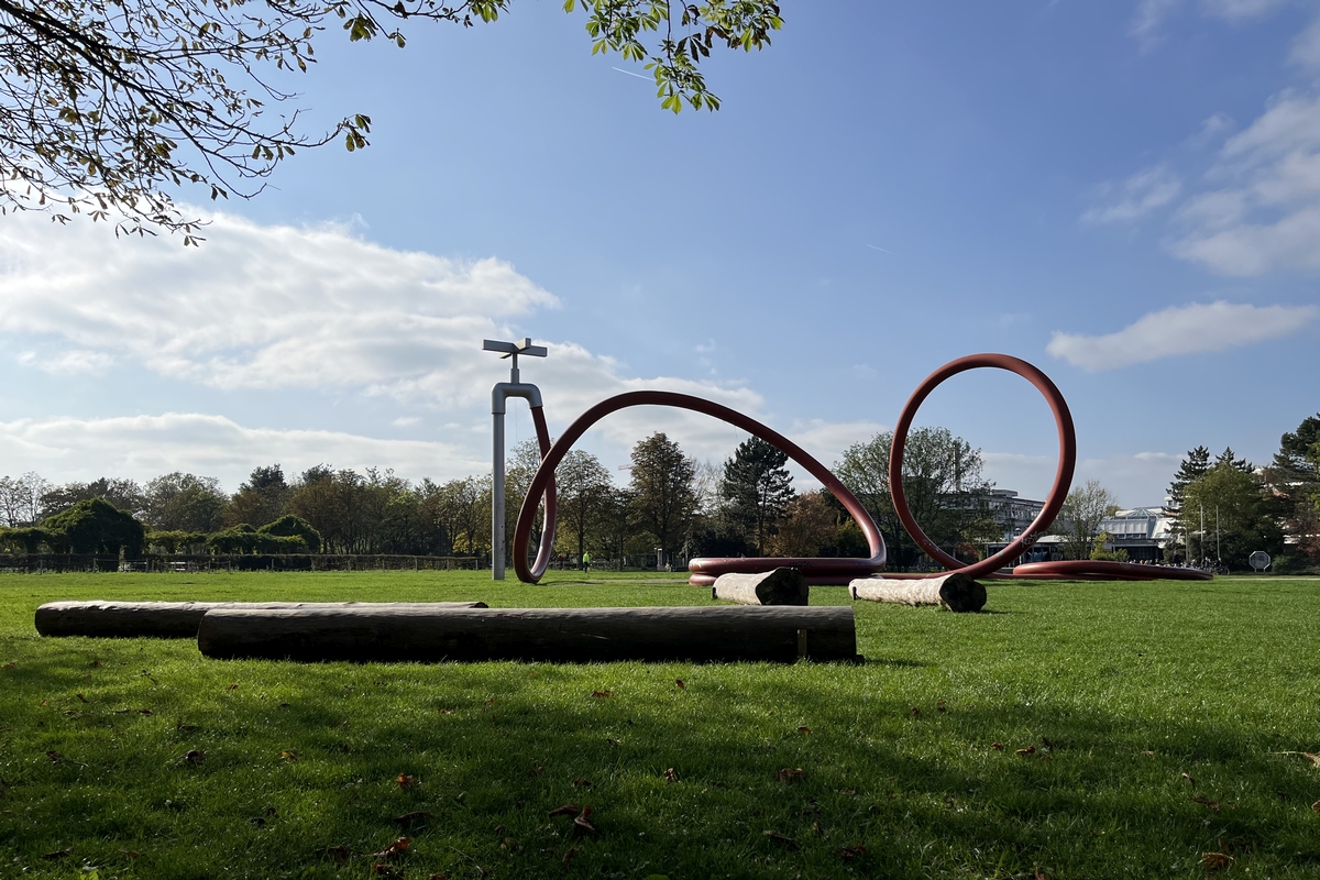 Baumstämme als neue Bewegungs- und Aufenthaltsangebote im Esch-holzpark (Bild: Stadt Freiburg)