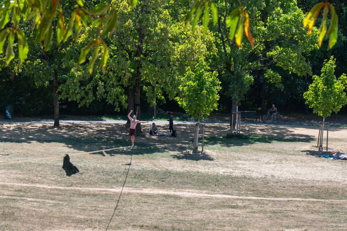 Ein Mann läuft auf einer Slackline