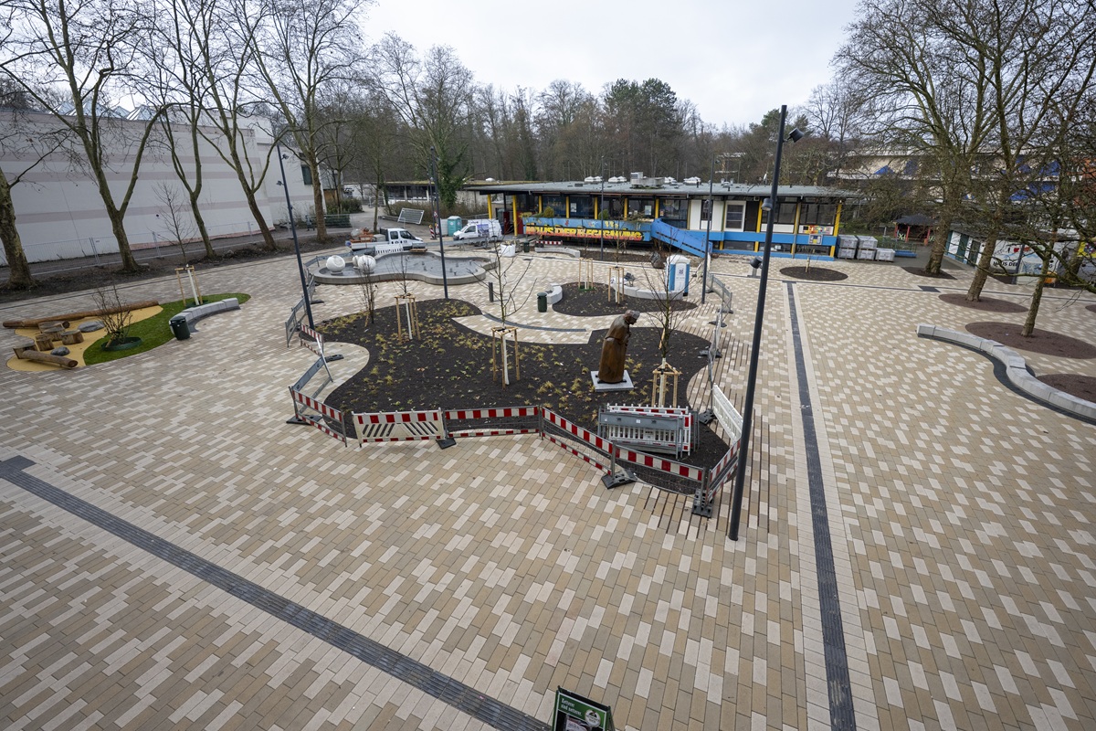 Der Platz der Begegnung, man sieht die neuen Bäume.