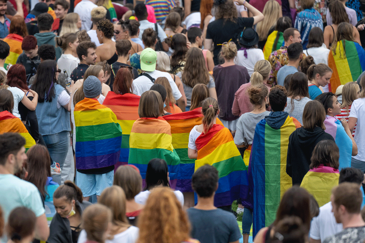 Viele Menschen mit Pride Flaggen