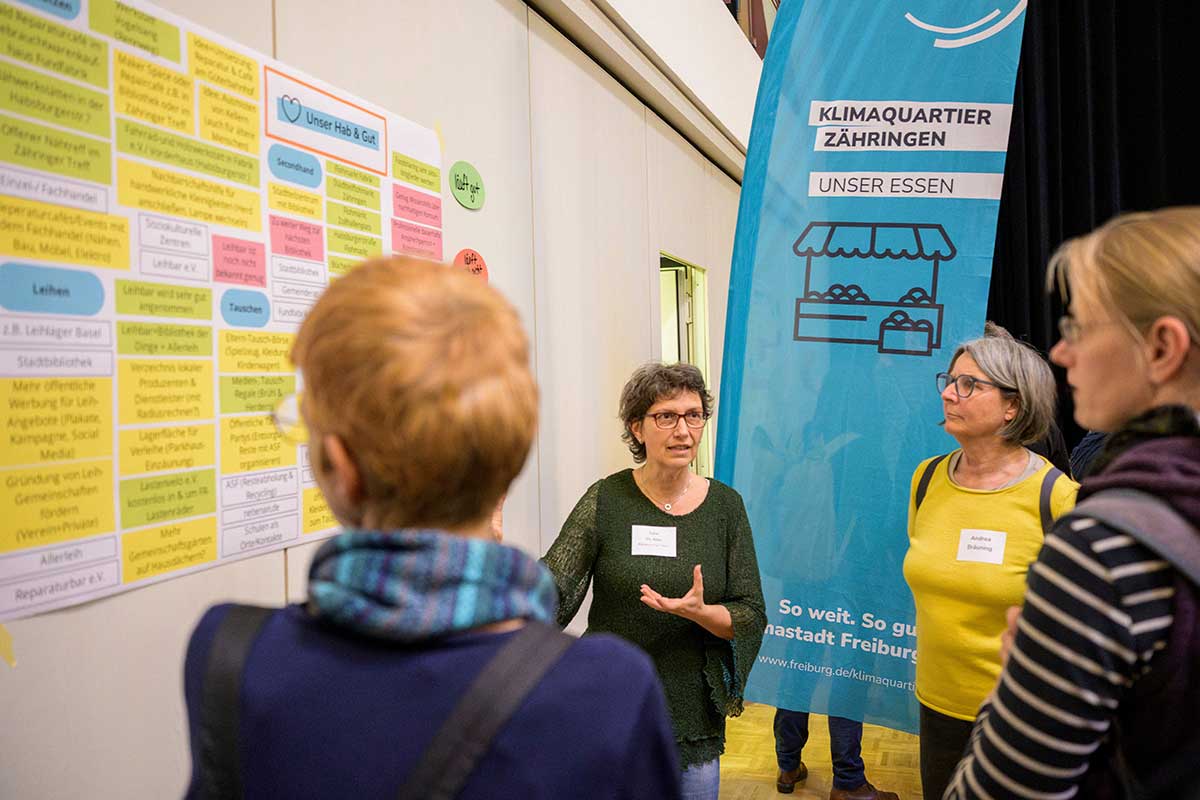 vier Frauen im Gespräch mit Banner "Klimaquartier Zähringen, Unser Essen"