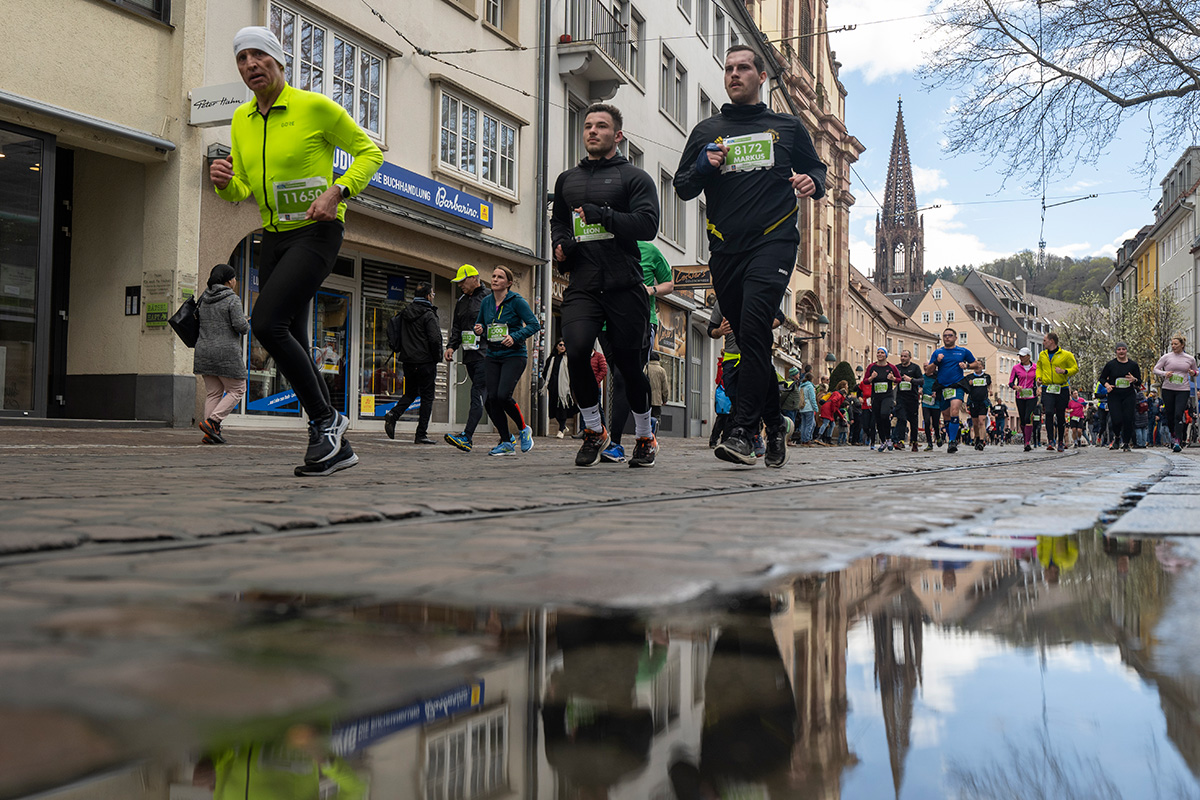 Läufer bei Freiburg Marathon 2023