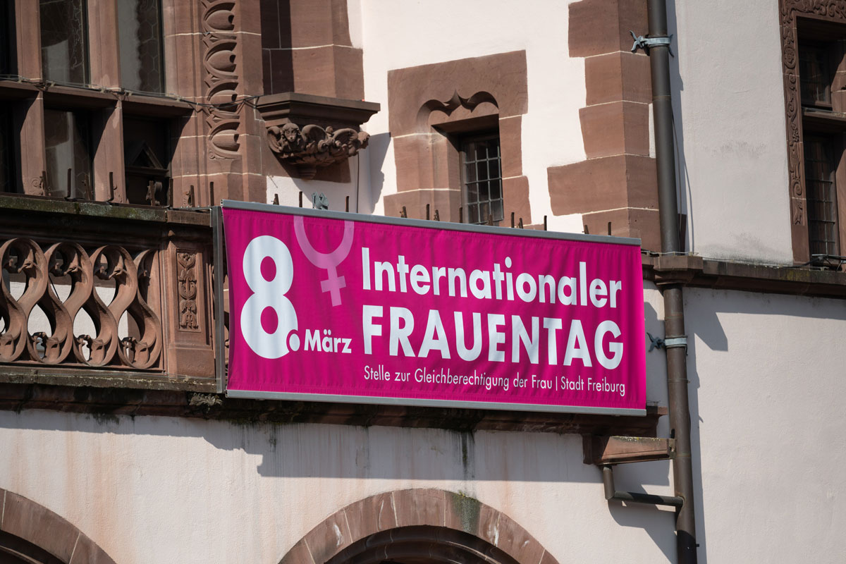 Pinkes Plakat mit der Aufschrift: 8. März, internationaler Frauentag. Das Plakat hängt am Freiburger Rathaus