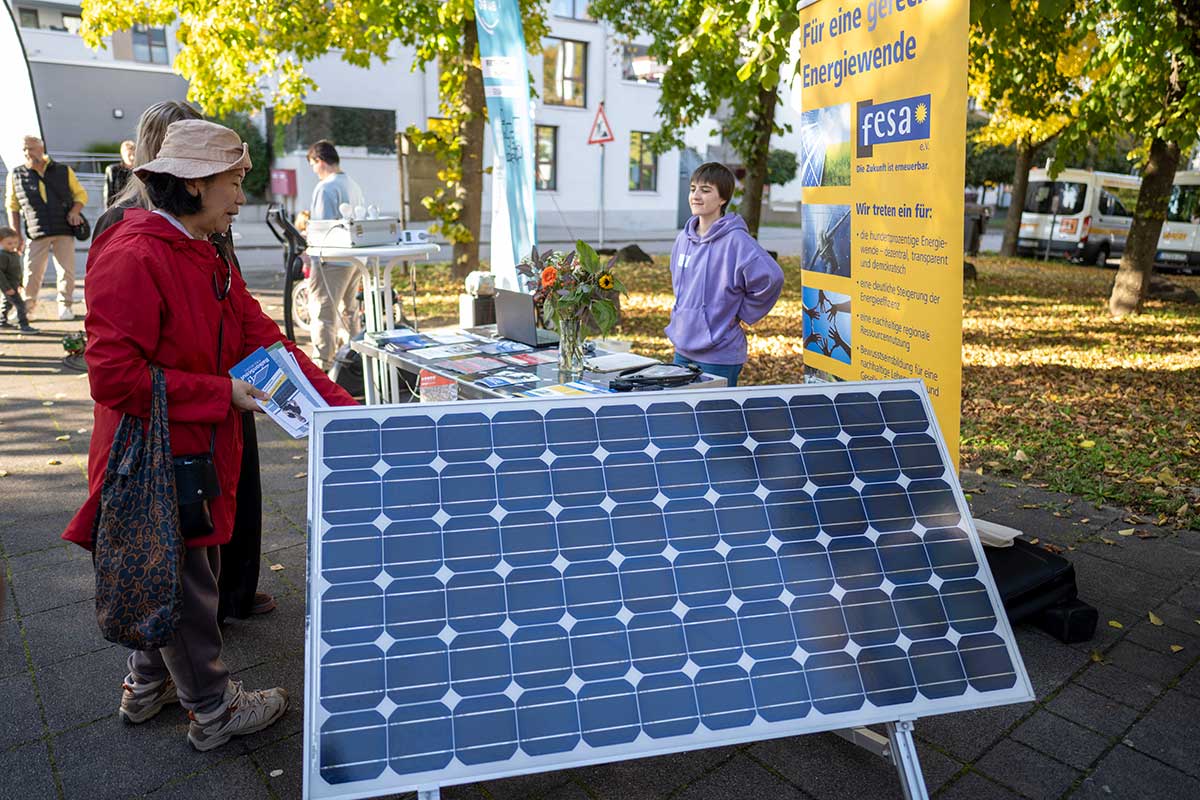 Beratungsstand von fesa, mit Solarmodul im Vordergrund