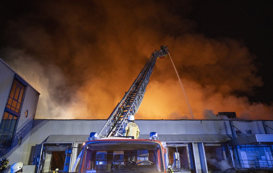 Inferno: Ein Großbrand im Industriegebiet Hochdorf zerstört im Oktober eine riesige Lagerhalle und vernichtet Waren im Millionenwert. Menschen kommen glücklicherweise nicht zu Schaden. Inferno: Ein Großbrand im Industriegebiet Hochdorf zerstört im Oktober eine riesige Lagerhalle und vernichtet Waren im Millionenwert. Menschen kommen glücklicherweise nicht zu Schaden.