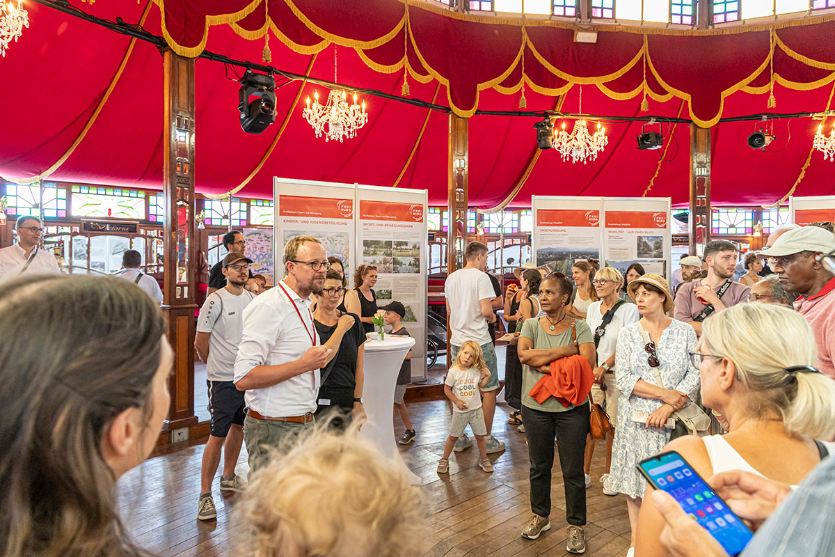 Mario Pfau, Leiter der Projektgruppe Dietenbach,gibt Einblicke in die Planungen zum neuen Stadtteil. (Alle Fotos: M. Spiegelhalter/ Stadt Freiburg)