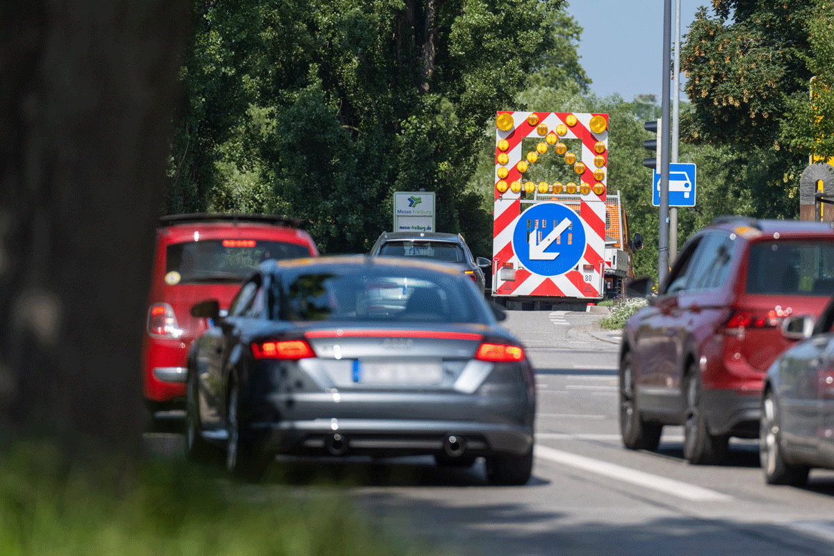 Mehrere Autos, eine gesperrte Fahrbahn