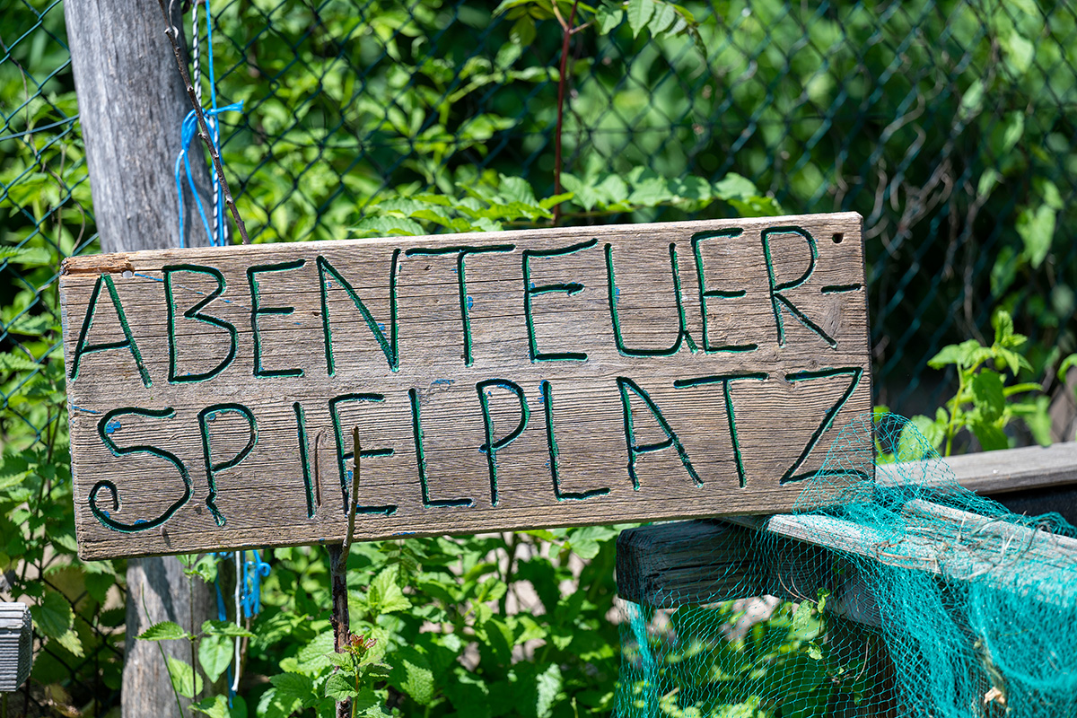 Holzschild mit der Aufschrift "Abenteuerspielplatz"