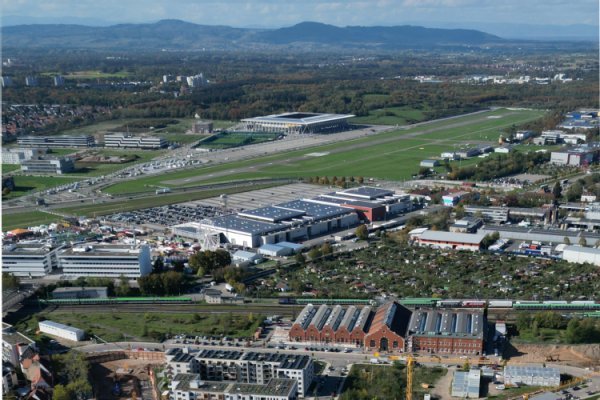 Gemischte Bauflächen, Foto: Link3D Luftbild mit Industriegebäuden und Grünflächen mit Bergkette im Hintergrund